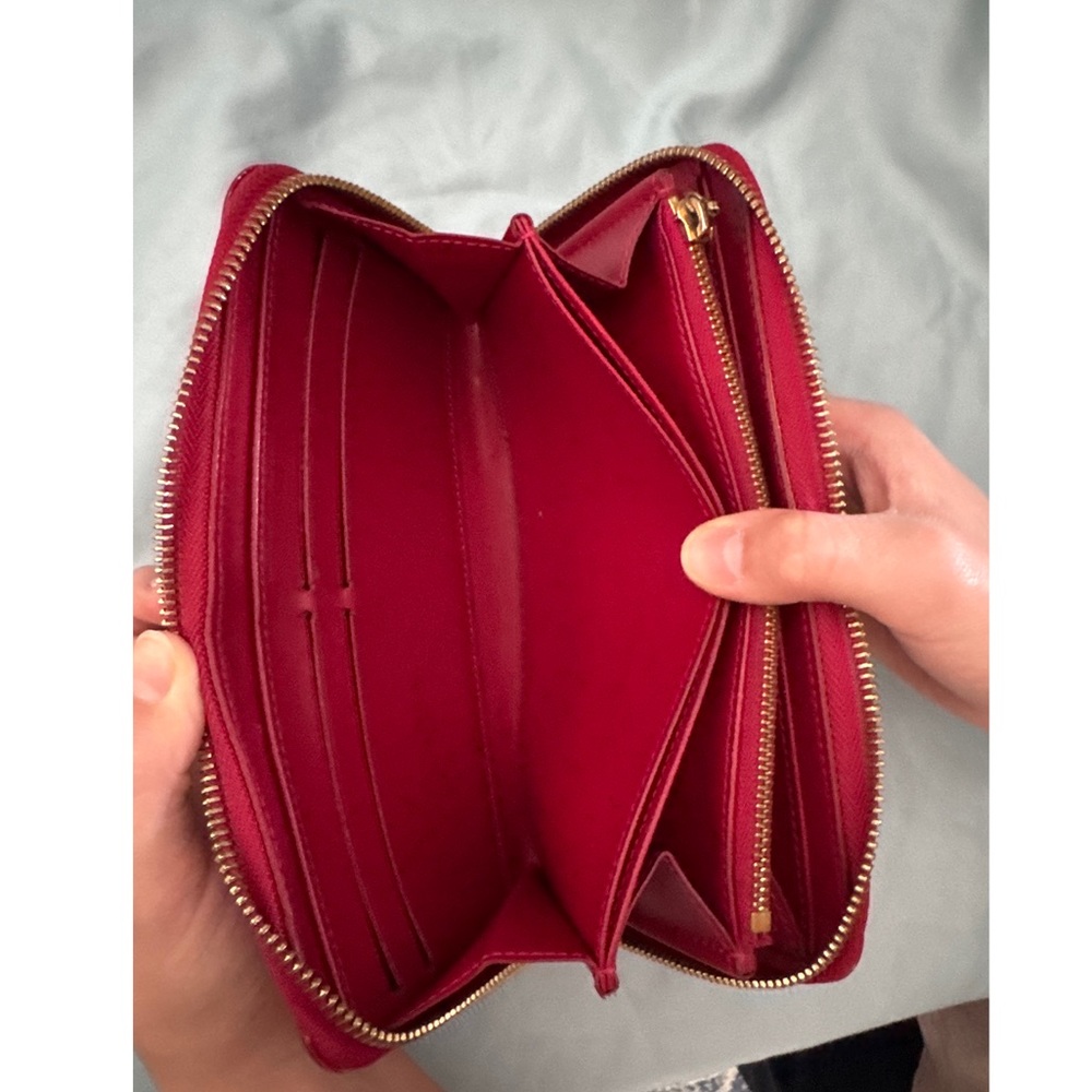 Louis Vuitton Red Monogram
Embossed Vernis Leather Wallet - Picture 10 of 16